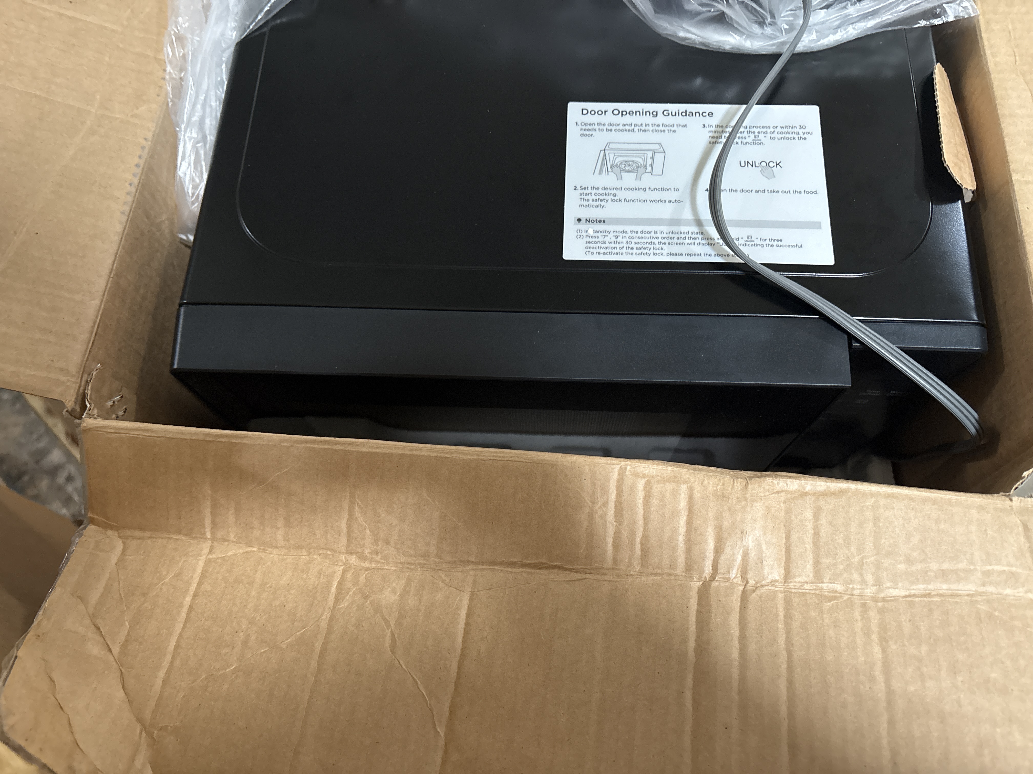 BLACK+DECKER 0.7 cu ft Microwave Black