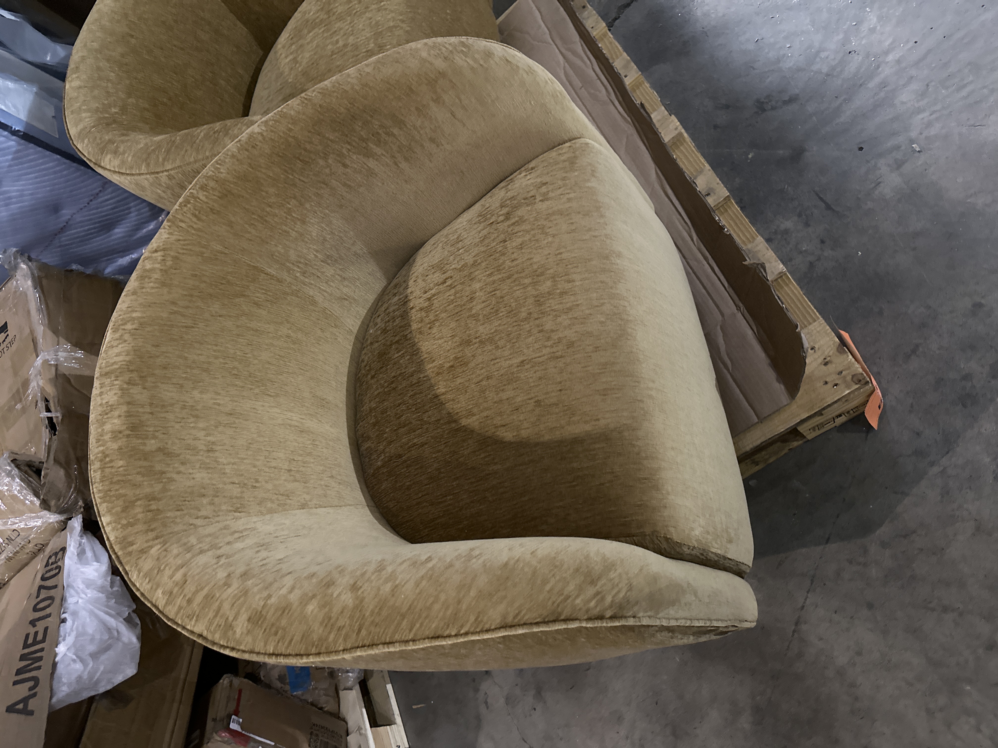 Wovenbyrd Amber Velvet Swivel Chair